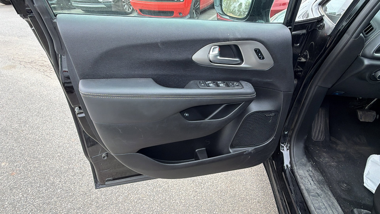 Used 2024 Chrysler Pacifica Premium image 14