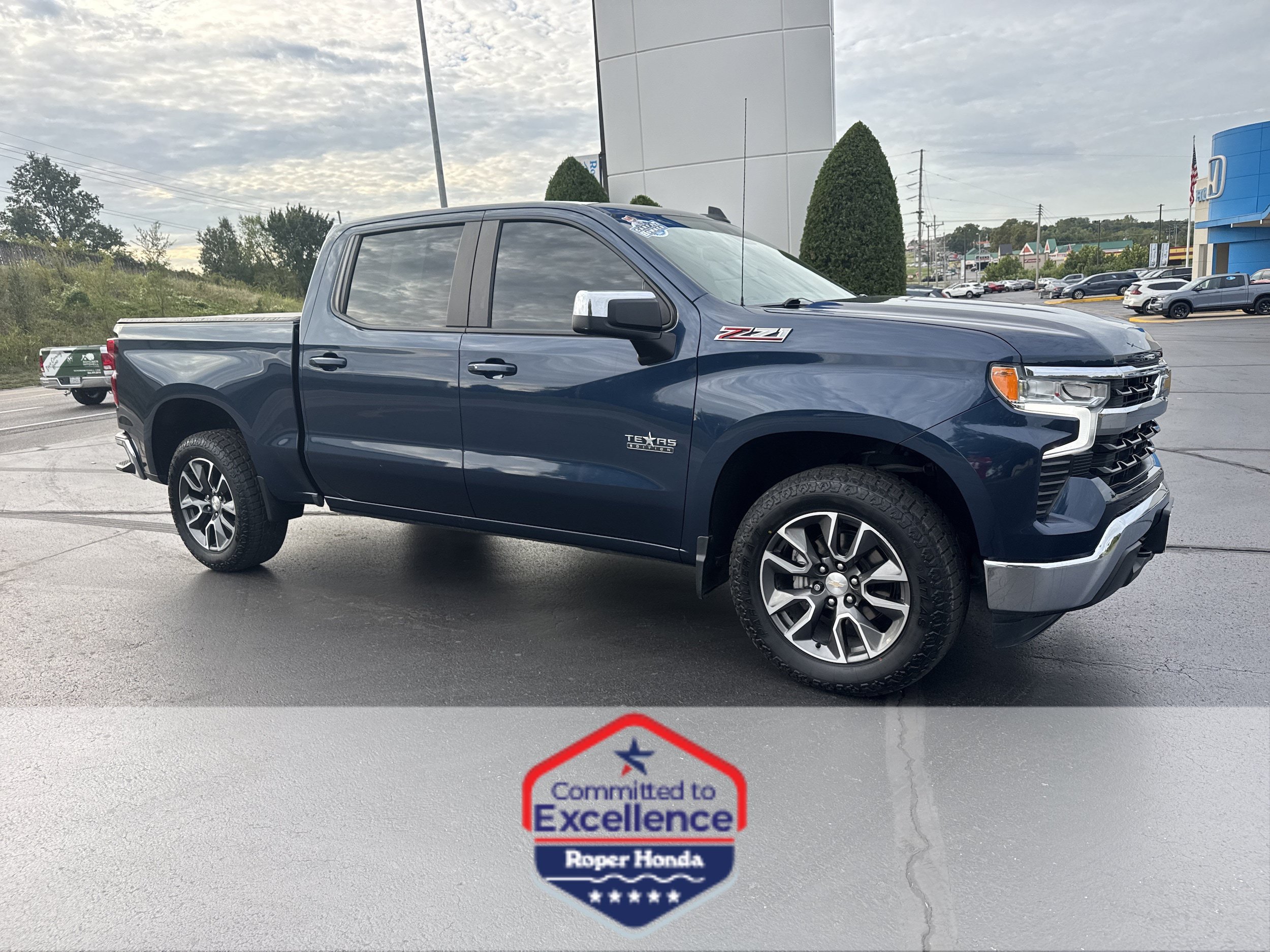 Used 2022 Chevrolet Silverado 1500 LT AWD/4WD image 1