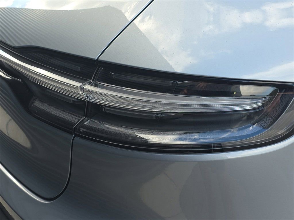 Certified 2025 Porsche Macan image 16