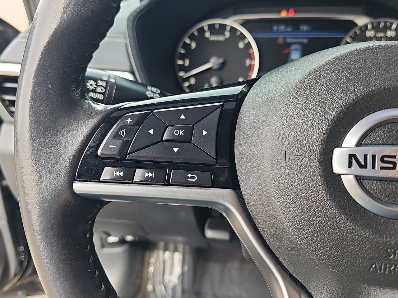 Certified 2022 Nissan Altima 2.5 SV w/ SV Premium Package FWD image 16