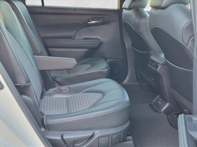 Used 2021 Toyota Highlander XSE FWD image 21