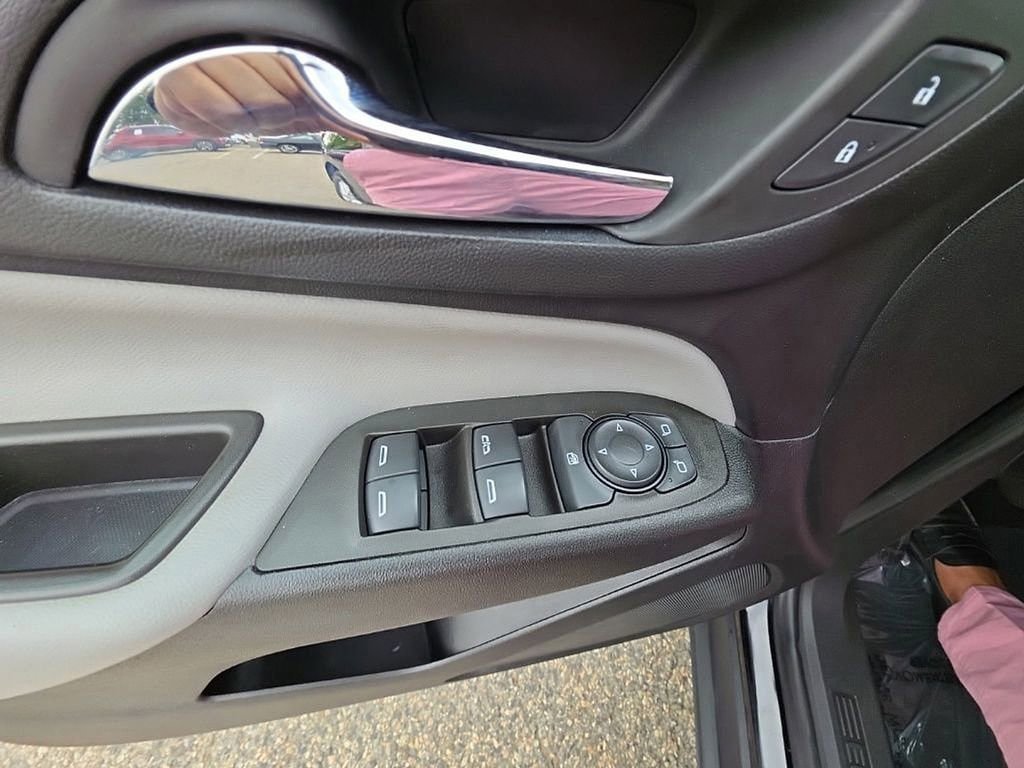 Used 2023 Chevrolet Equinox LS FWD image 21
