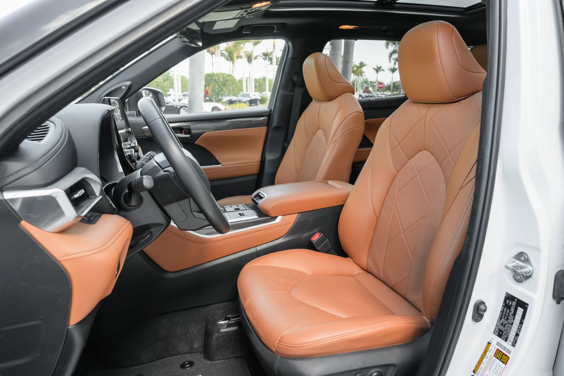 Used 2024 Toyota Highlander Platinum image 16