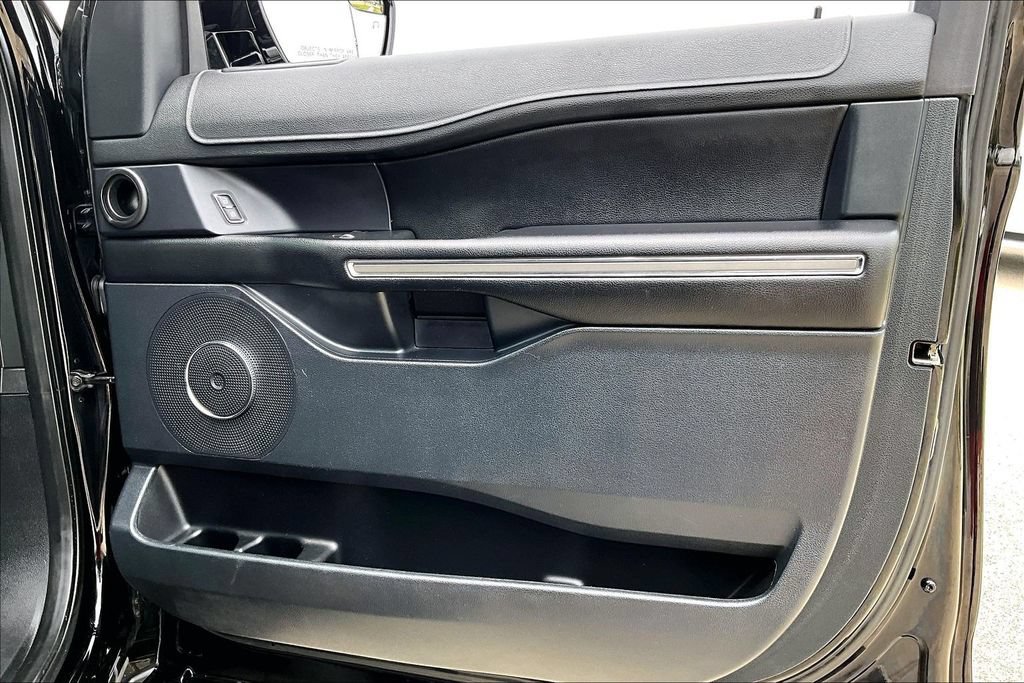 Used 2019 Ford Expedition XLT w/ Equipment Group 201A AWD/4WD image 23