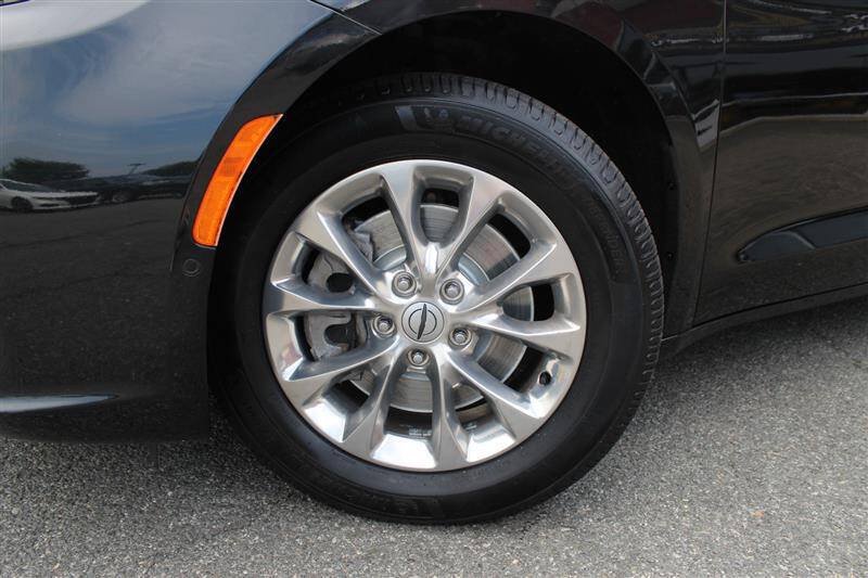 Used 2022 Chrysler Pacifica Touring-L w/ Uconnect Theater Family Group AWD/4WD image 9