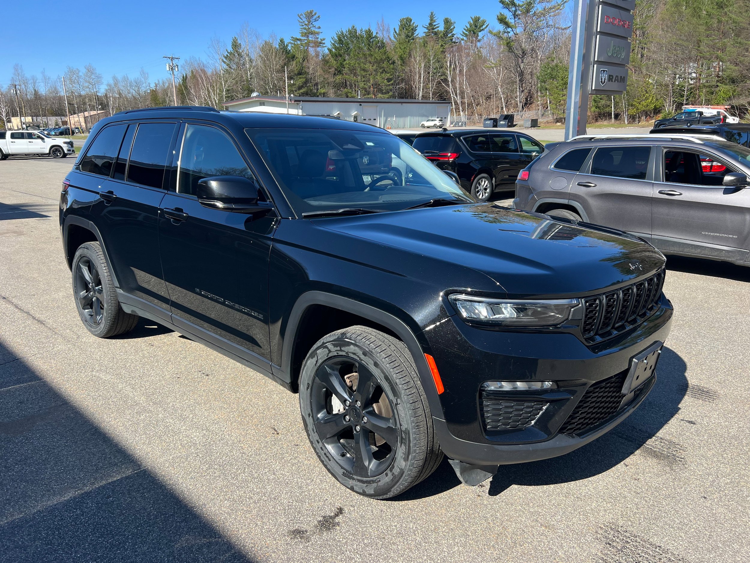 Used 2023 Jeep Grand Cherokee Limited w/ Black Appearance Package AWD/4WD image 3