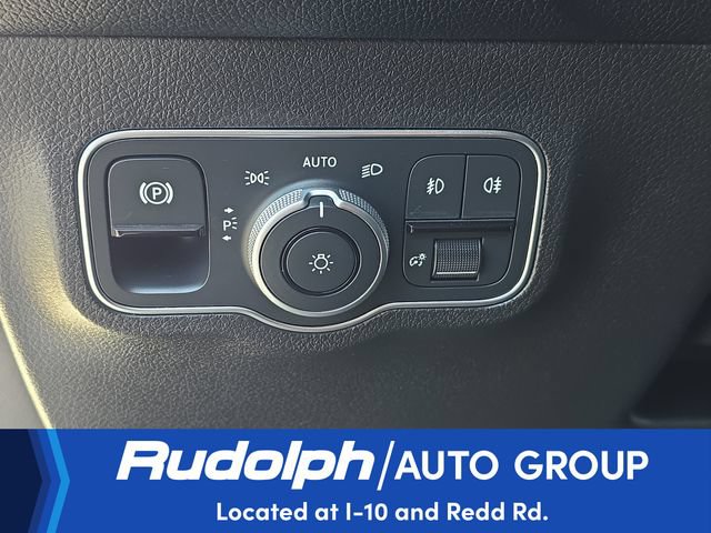 Used 2023 Mercedes-Benz GLB 250 4MATIC w/ Premium Package image 12