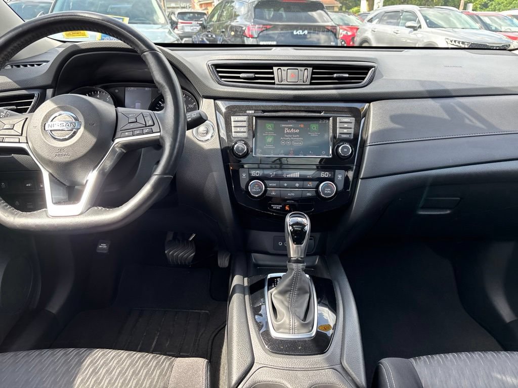 Used 2018 Nissan Rogue SV w/ Sun & Sound Touring Package AWD/4WD image 18