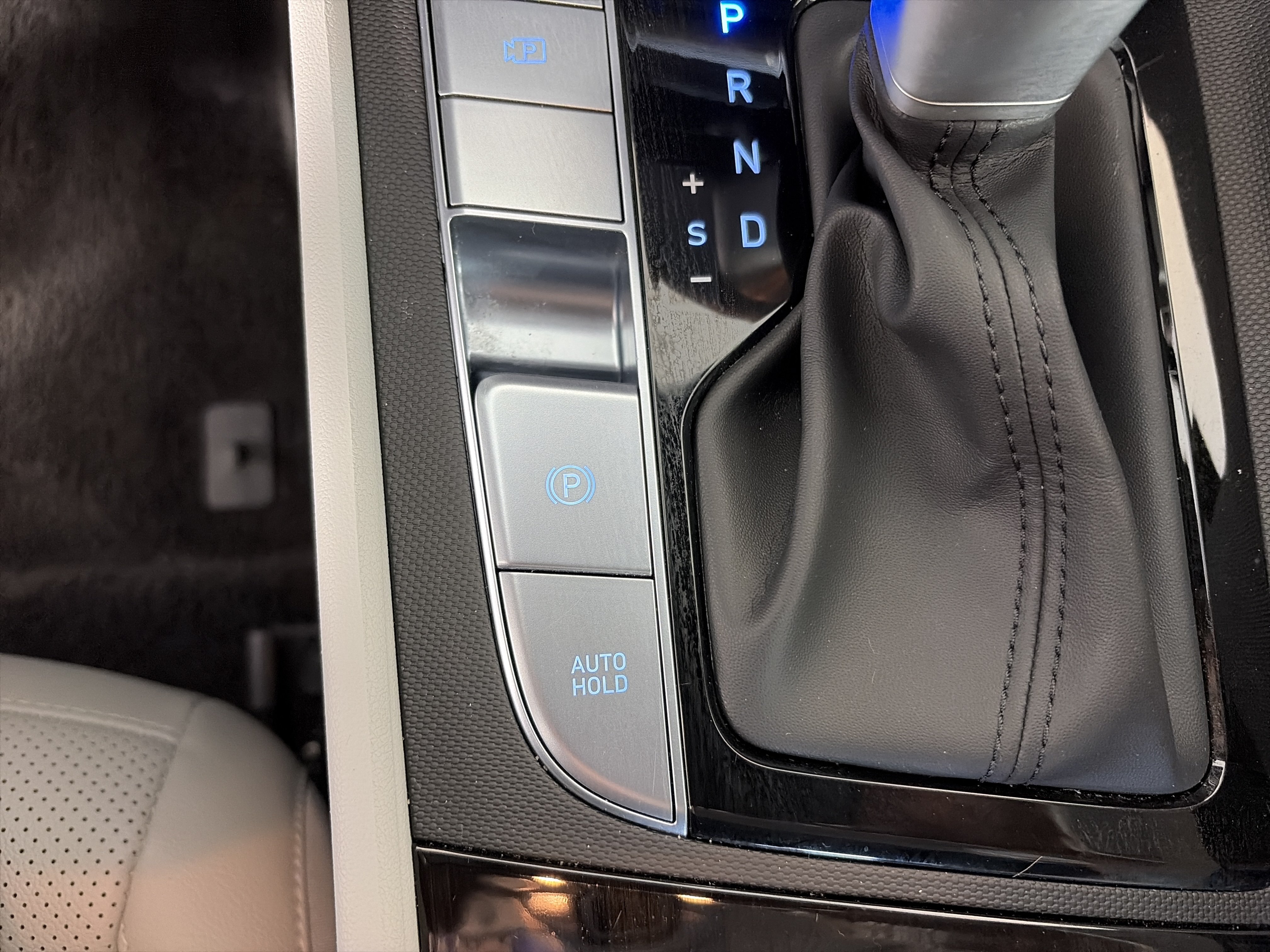 New 2025 Hyundai Elantra Limited FWD image 30