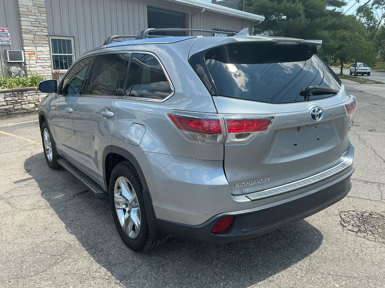 Used 2015 Toyota Highlander Limited w/ Driver Technology Package AWD/4WD image 5