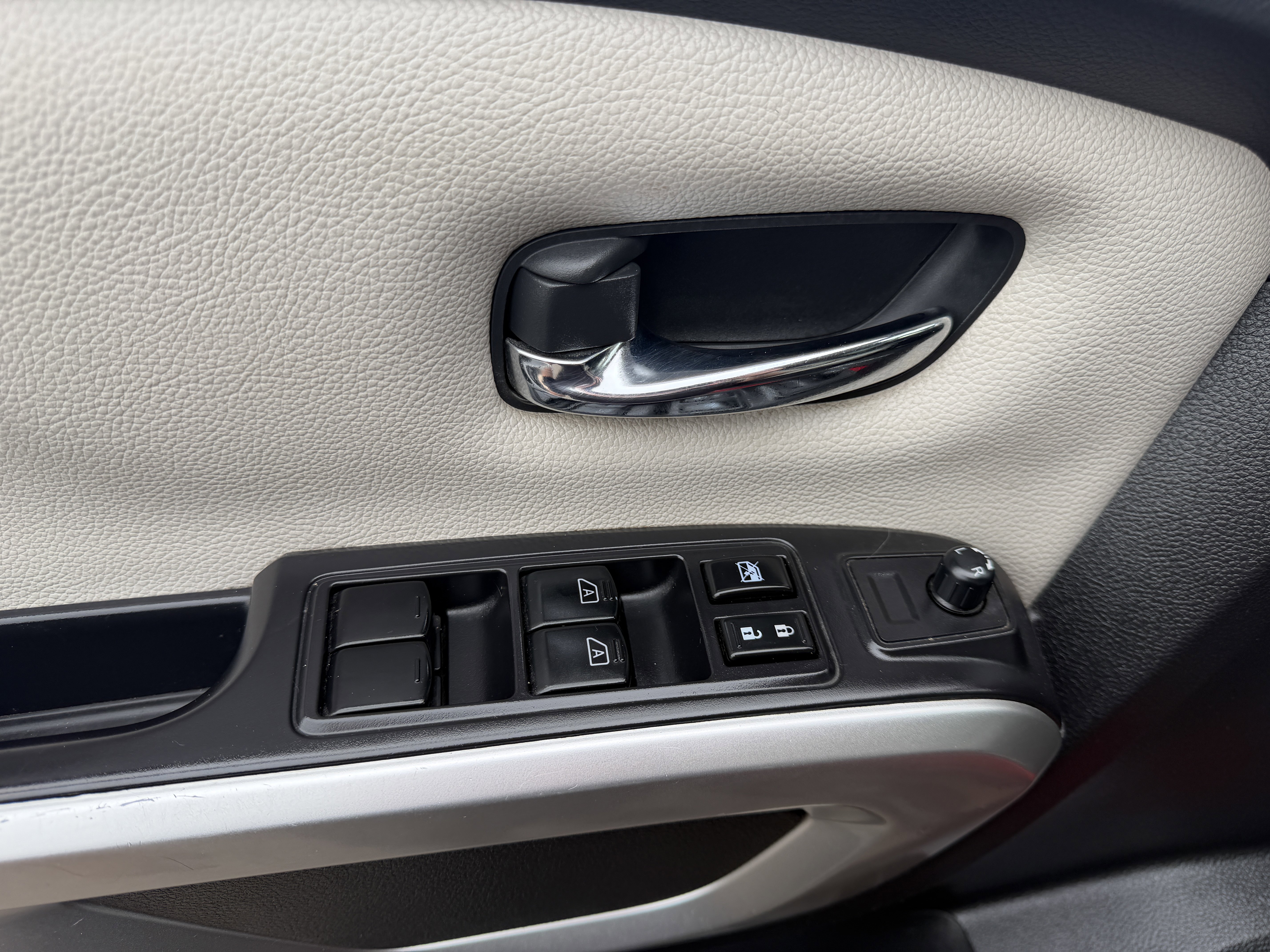 Used 2021 Nissan Titan SV w/ Accessory Utility Package image 23