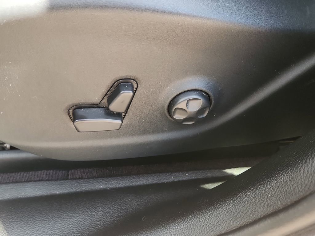Used 2019 Jeep Cherokee Latitude Plus AWD/4WD image 10