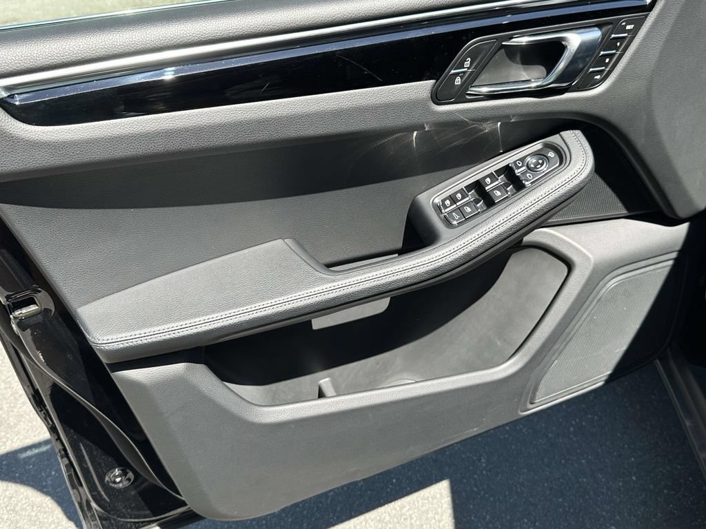 Certified 2026 Porsche Macan AWD/4WD image 18