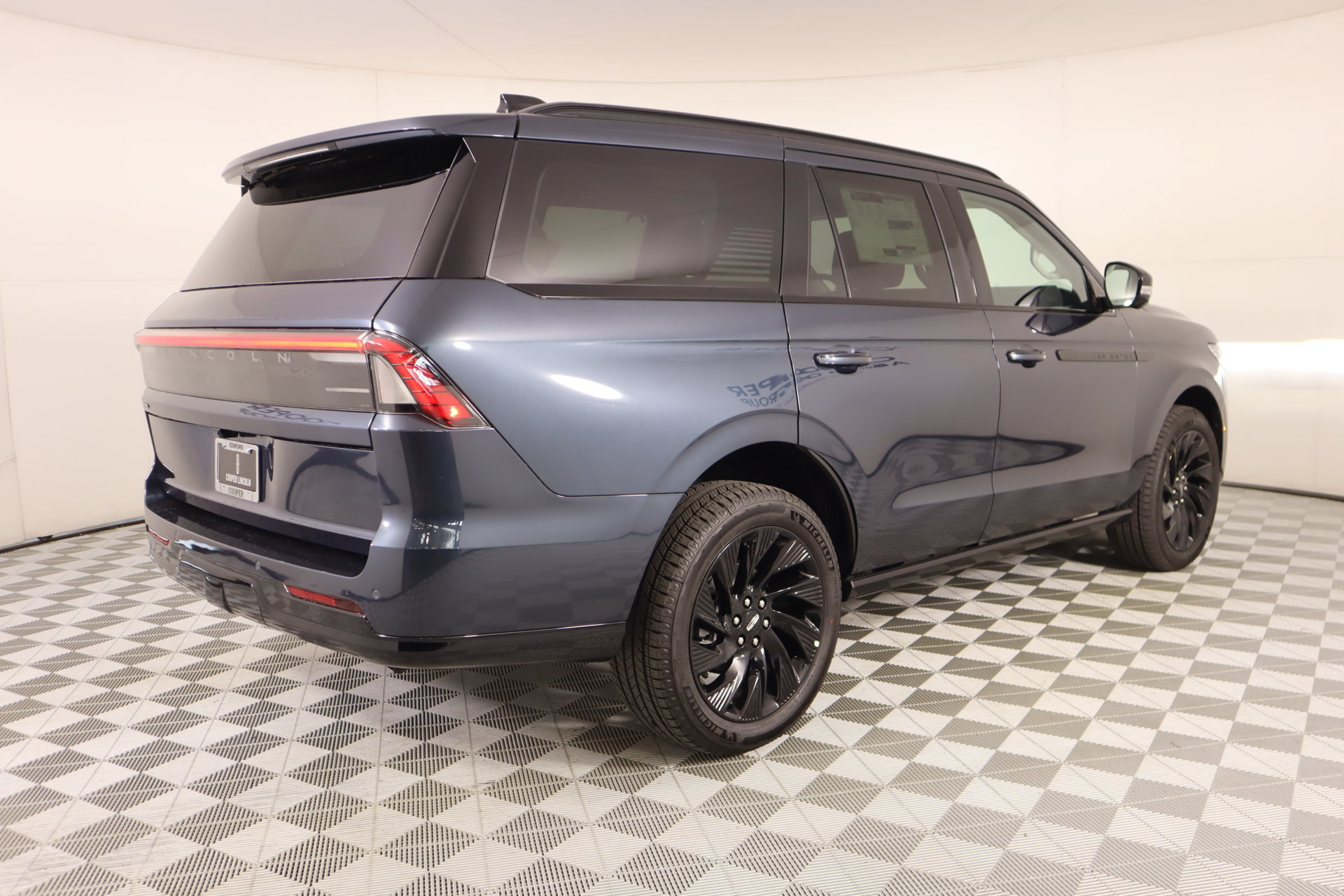 New 2026 Lincoln Navigator Reserve w/ Jet Appearance Package AWD/4WD image 22