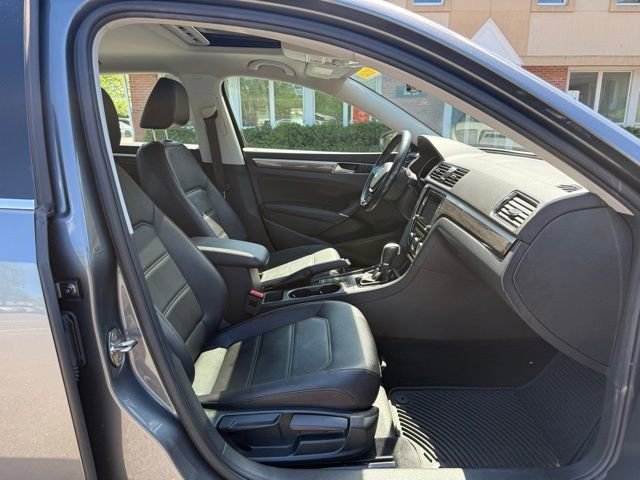 Used 2018 Volkswagen Passat 2.0T SE w/ SE Lighting Package FWD image 34