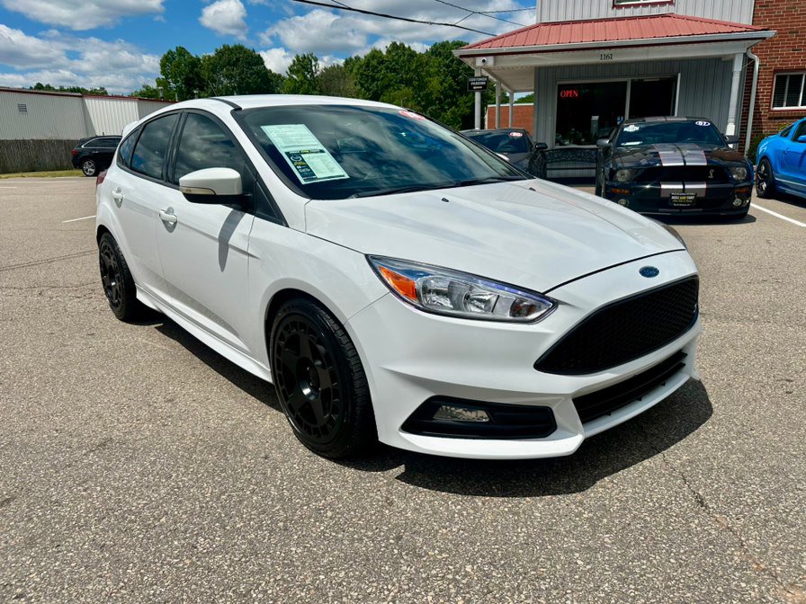 Used 2018 Ford Focus ST FWD image 3