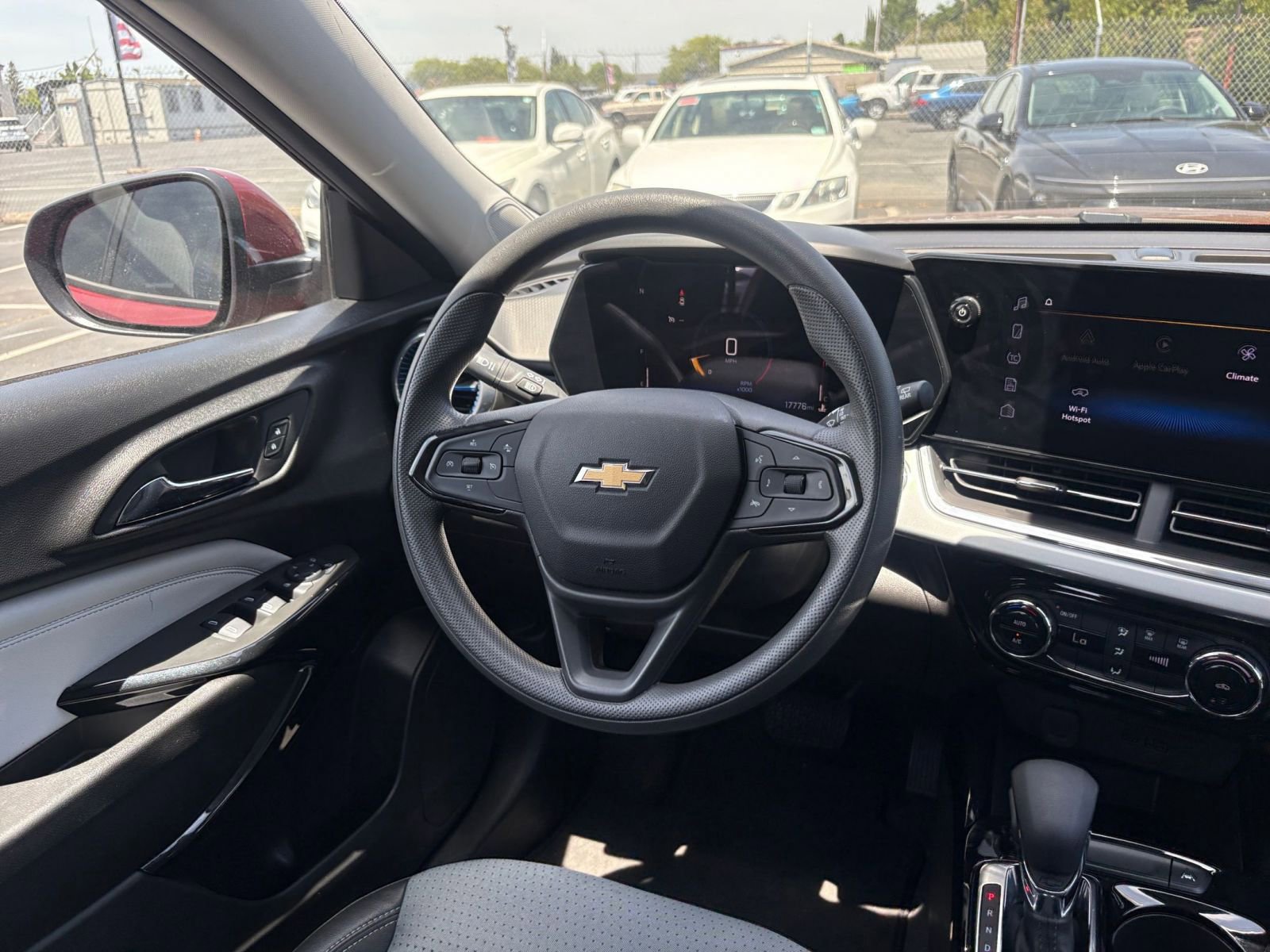 Used 2025 Chevrolet Trax LT FWD image 33