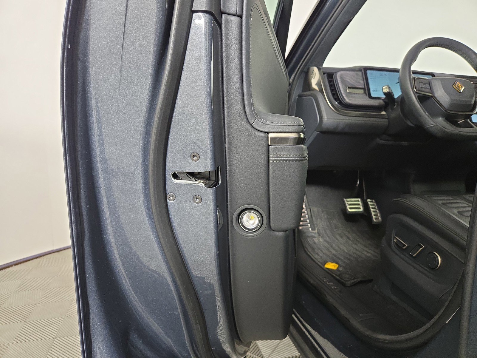 Used 2022 Rivian R1S Launch Edition image 32