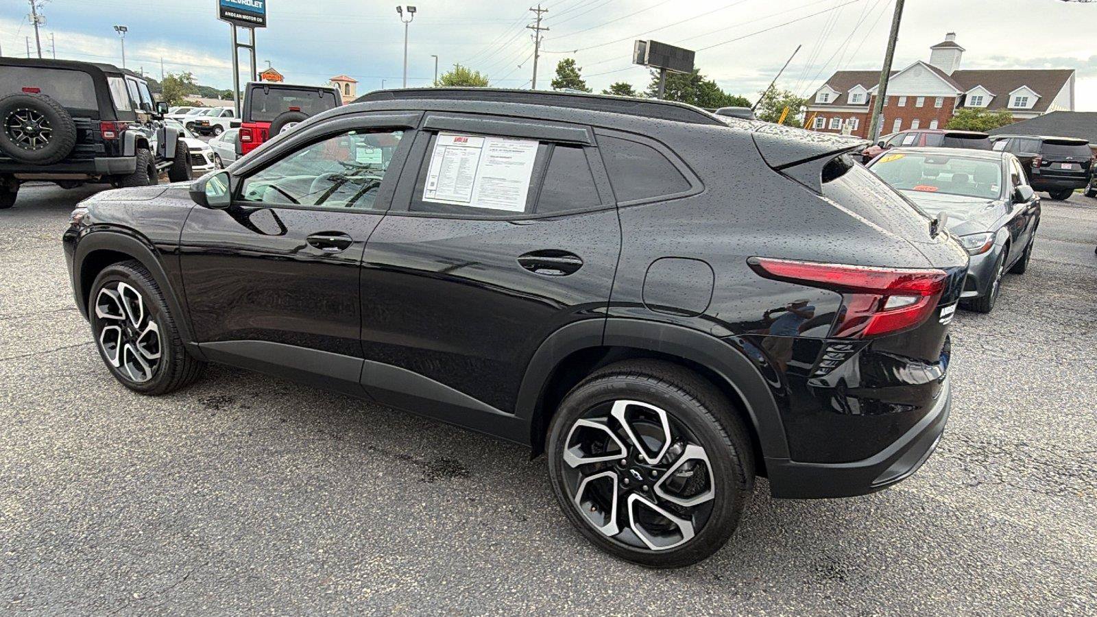 Used 2025 Chevrolet Trax RS w/ Sunroof Package FWD image 11