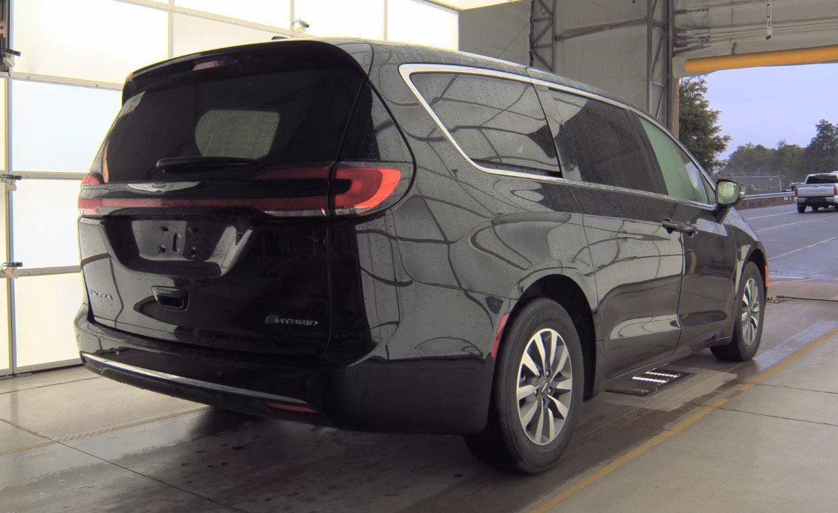 Used 2024 Chrysler Pacifica Limited FWD image 4