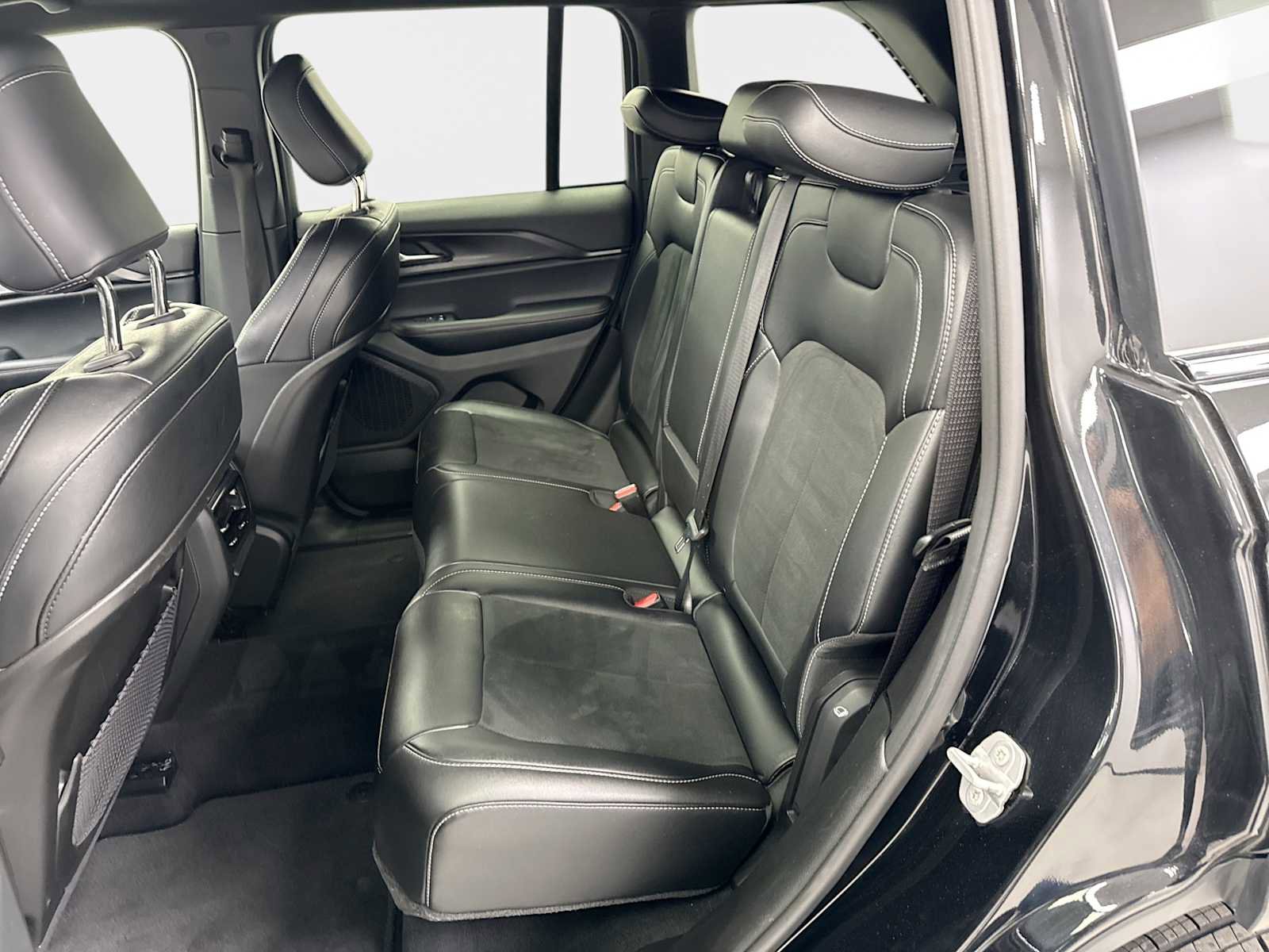 Used 2024 Jeep Grand Cherokee Altitude image 23