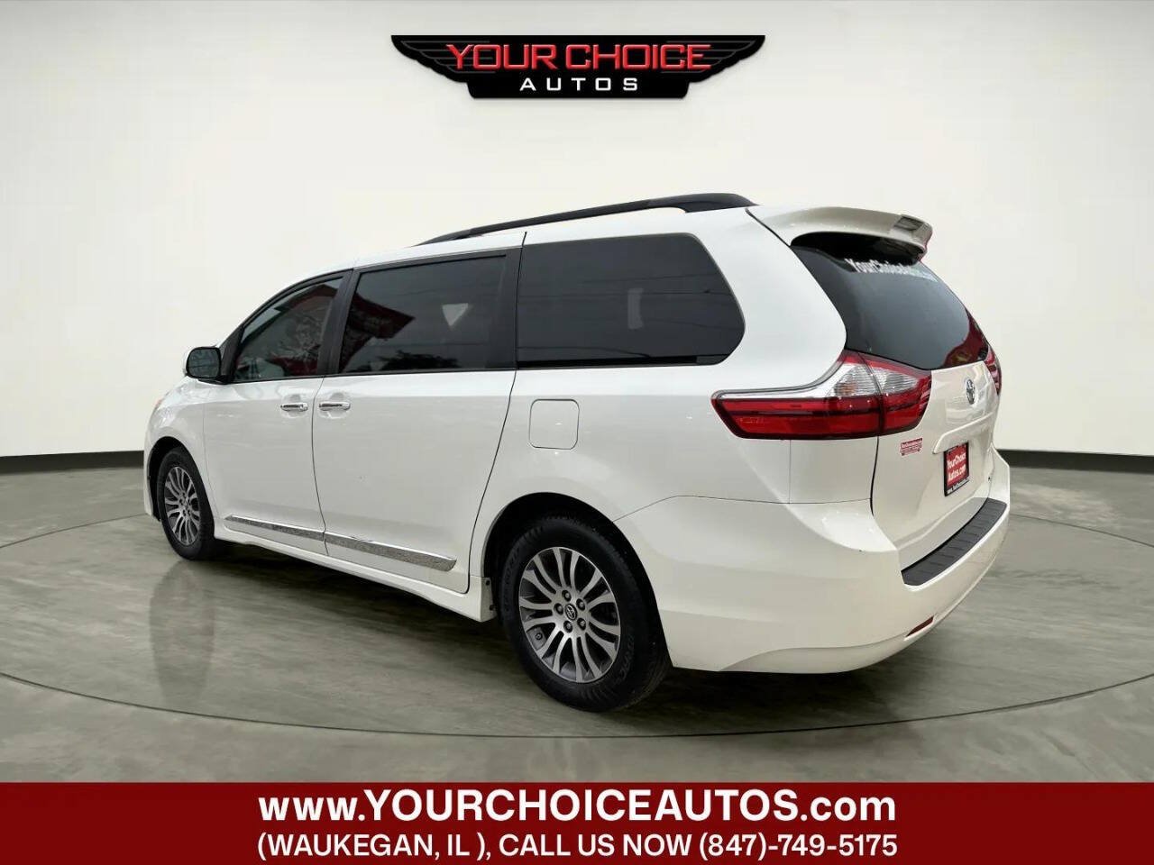 Used 2018 Toyota Sienna XLE FWD image 2