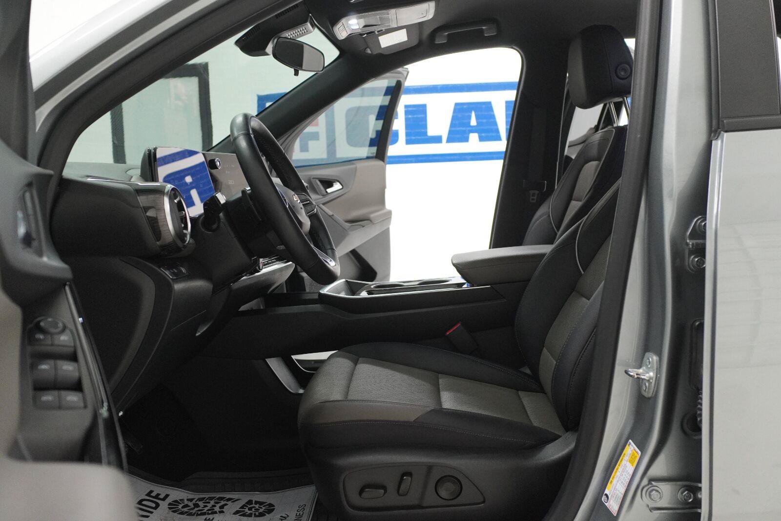 Used 2025 Chevrolet Equinox LT w/ Convenience Package II FWD image 5