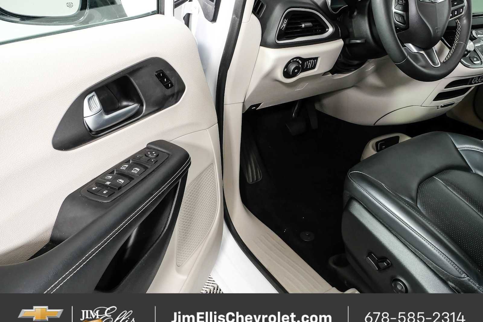 Used 2024 Chrysler Pacifica Touring-L FWD image 7
