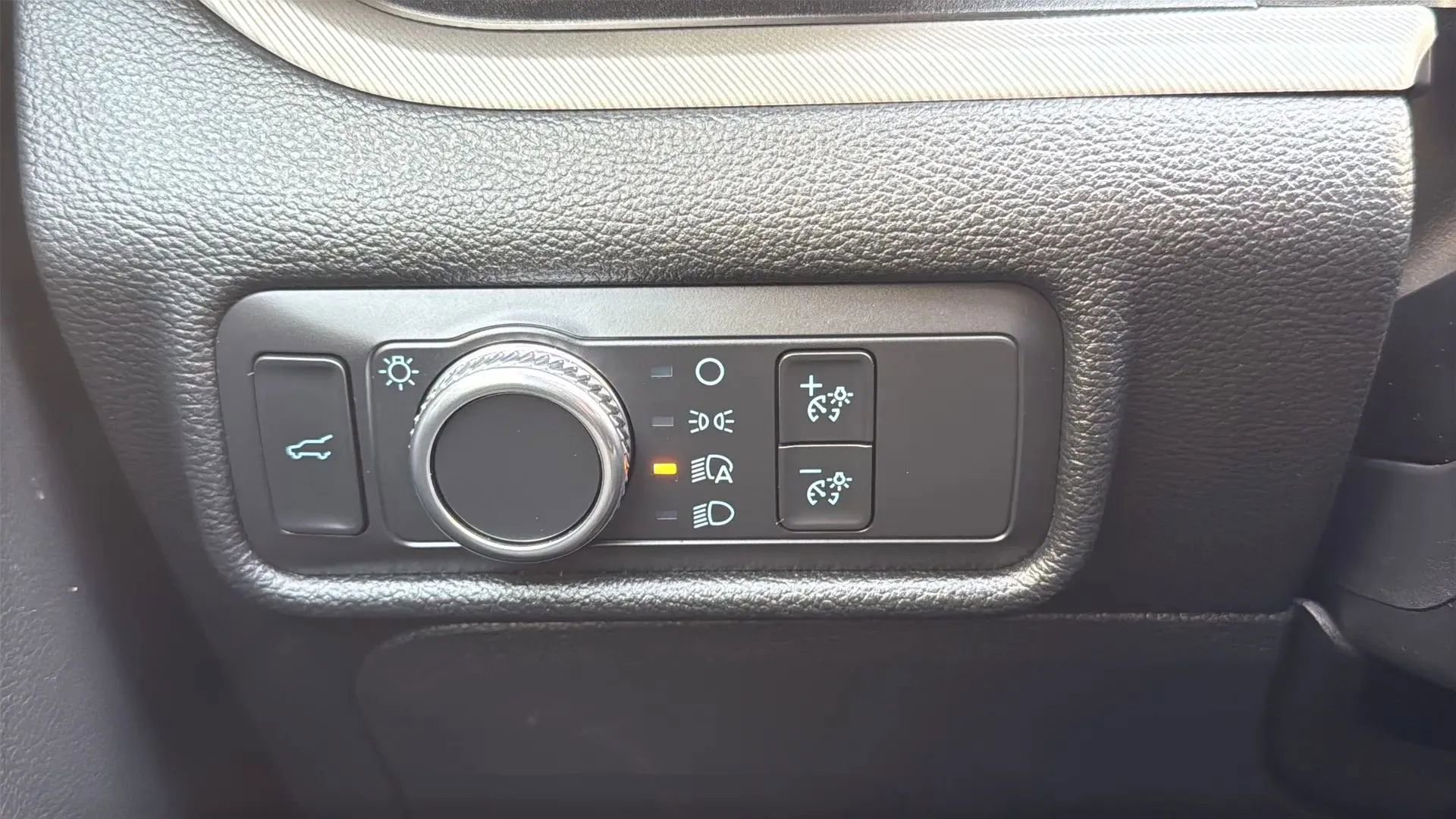 Used 2020 Ford Explorer XLT w/ Comfort Package image 15