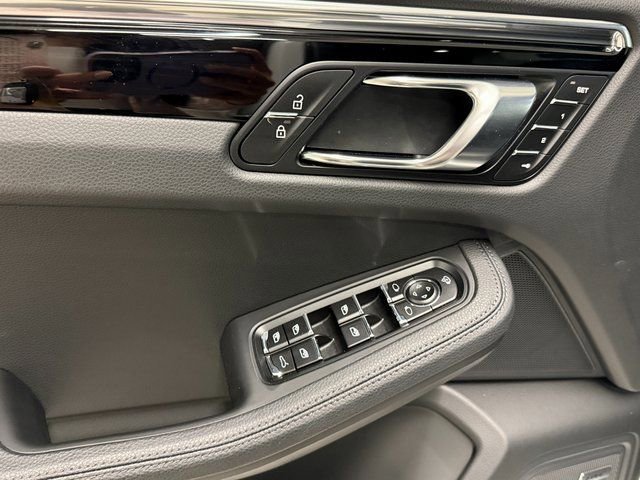 Certified 2025 Porsche Macan AWD/4WD image 31