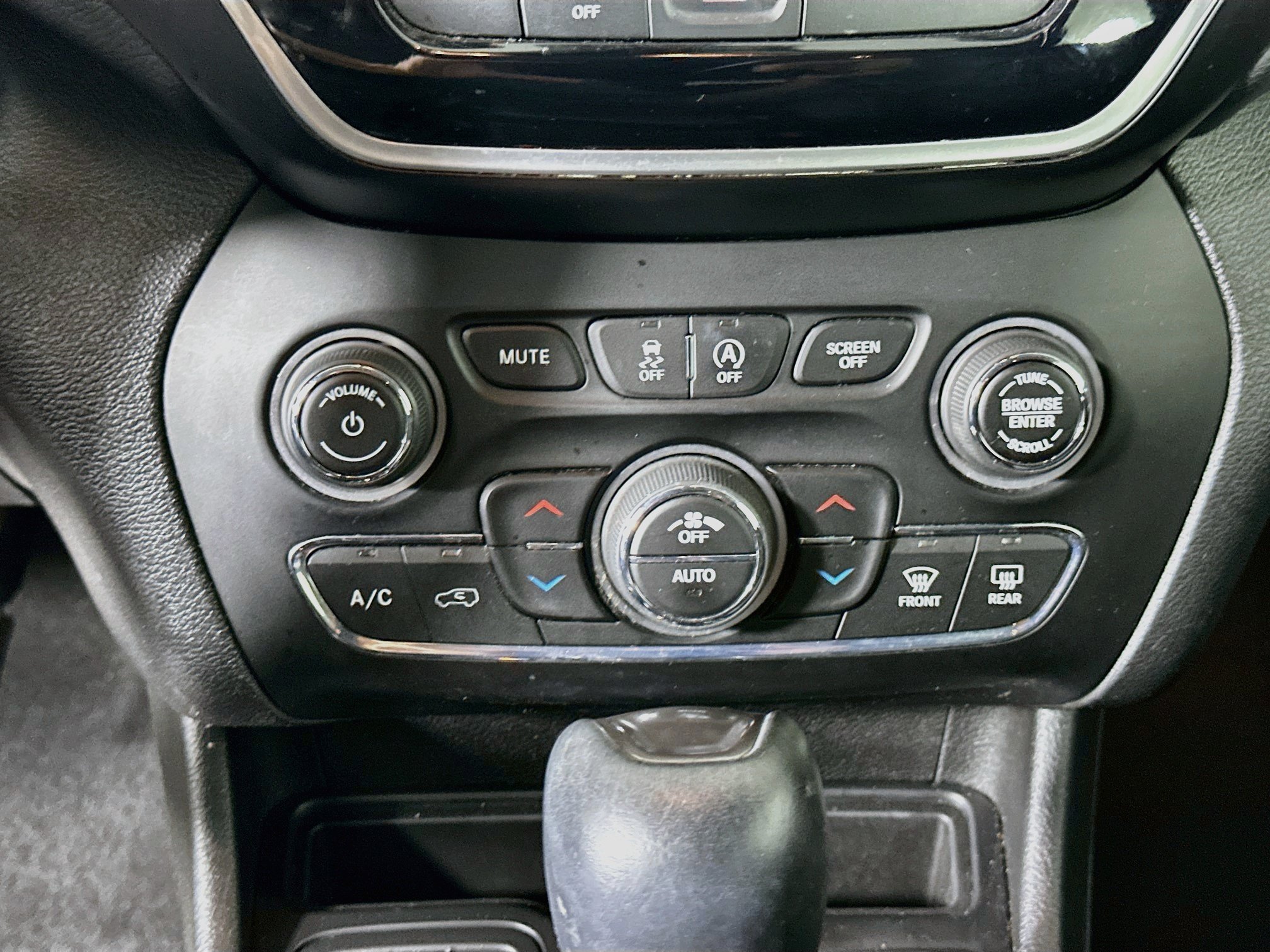 Used 2019 Jeep Cherokee Limited FWD image 23