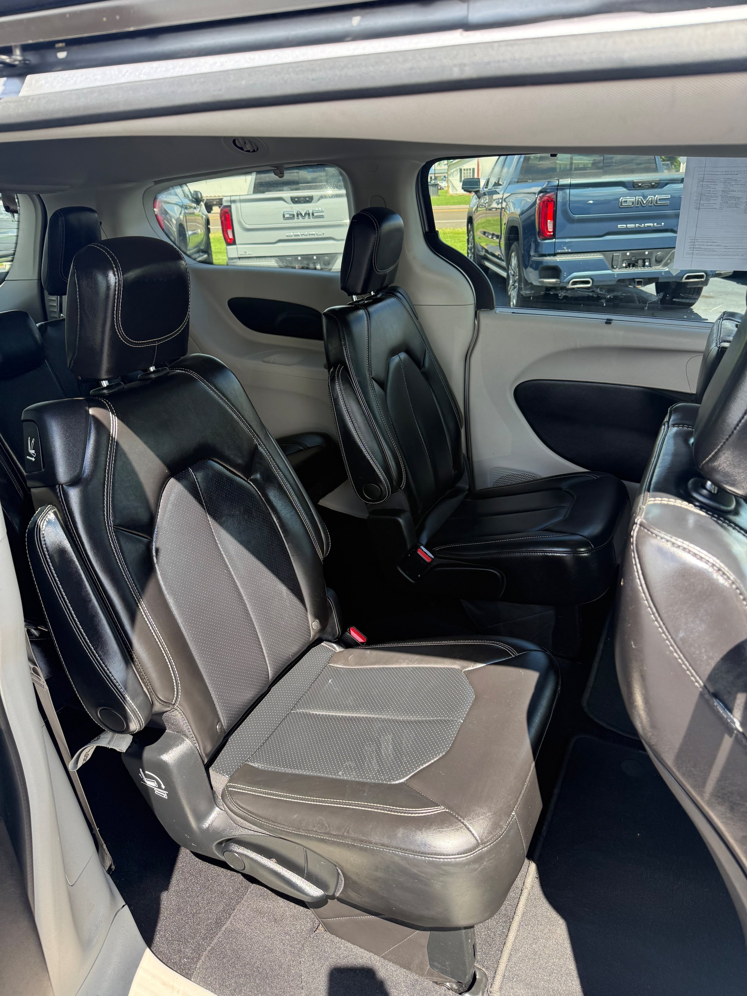 Used 2020 Chrysler Voyager Lxi FWD image 9