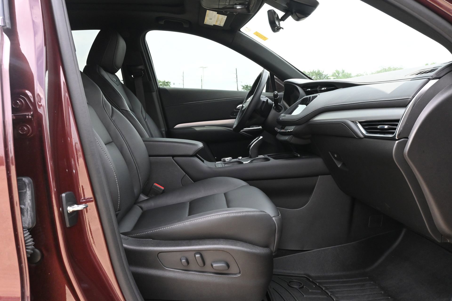Used 2022 Cadillac XT4 Premium Luxury w/ Enhanced Visibility Package FWD image 26