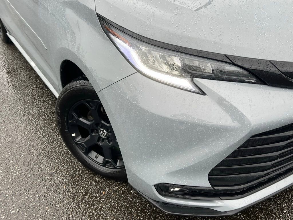 Used 2025 Toyota Sienna XLE Woodland Edition image 2