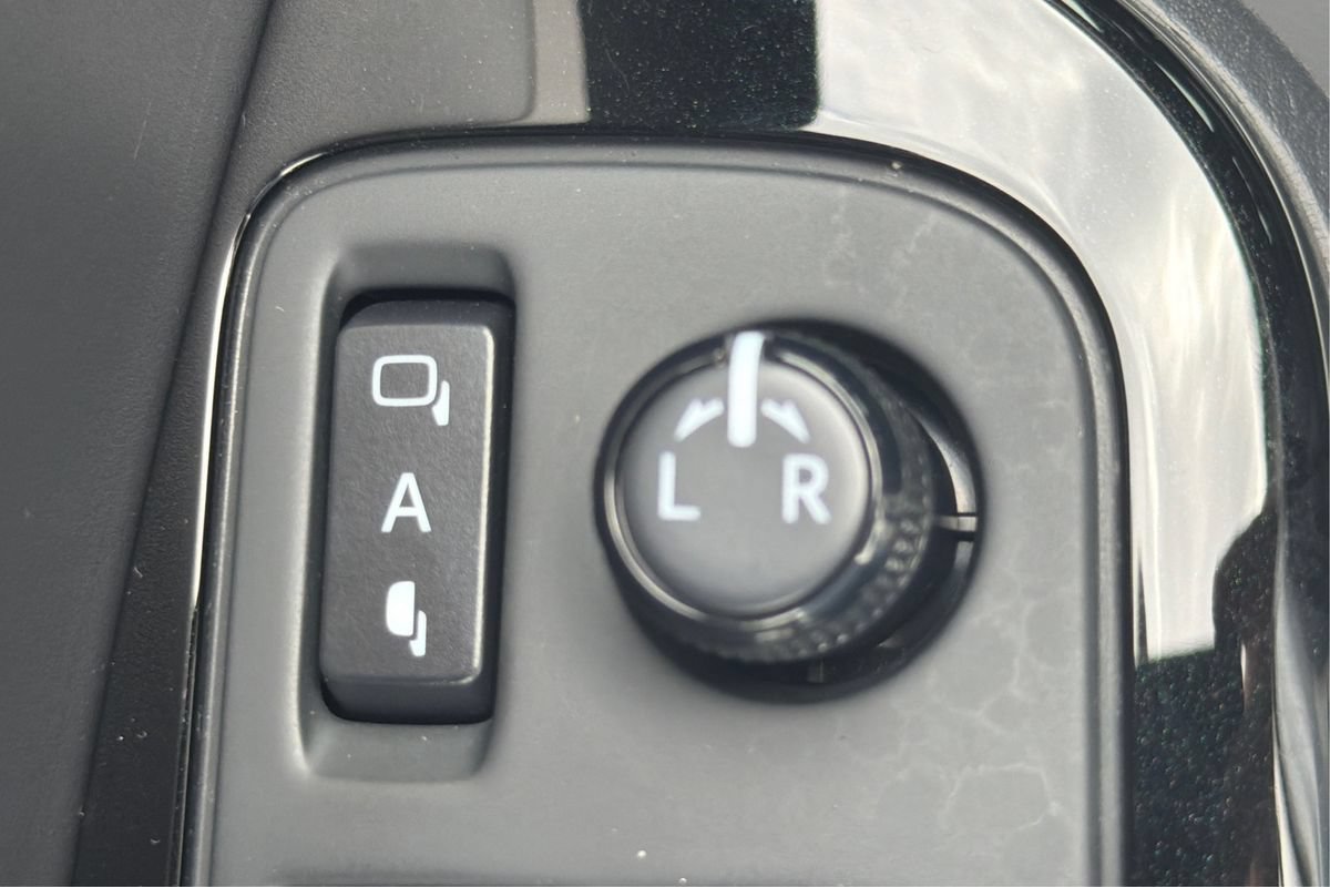 Used 2019 Toyota C-HR Limited FWD image 38