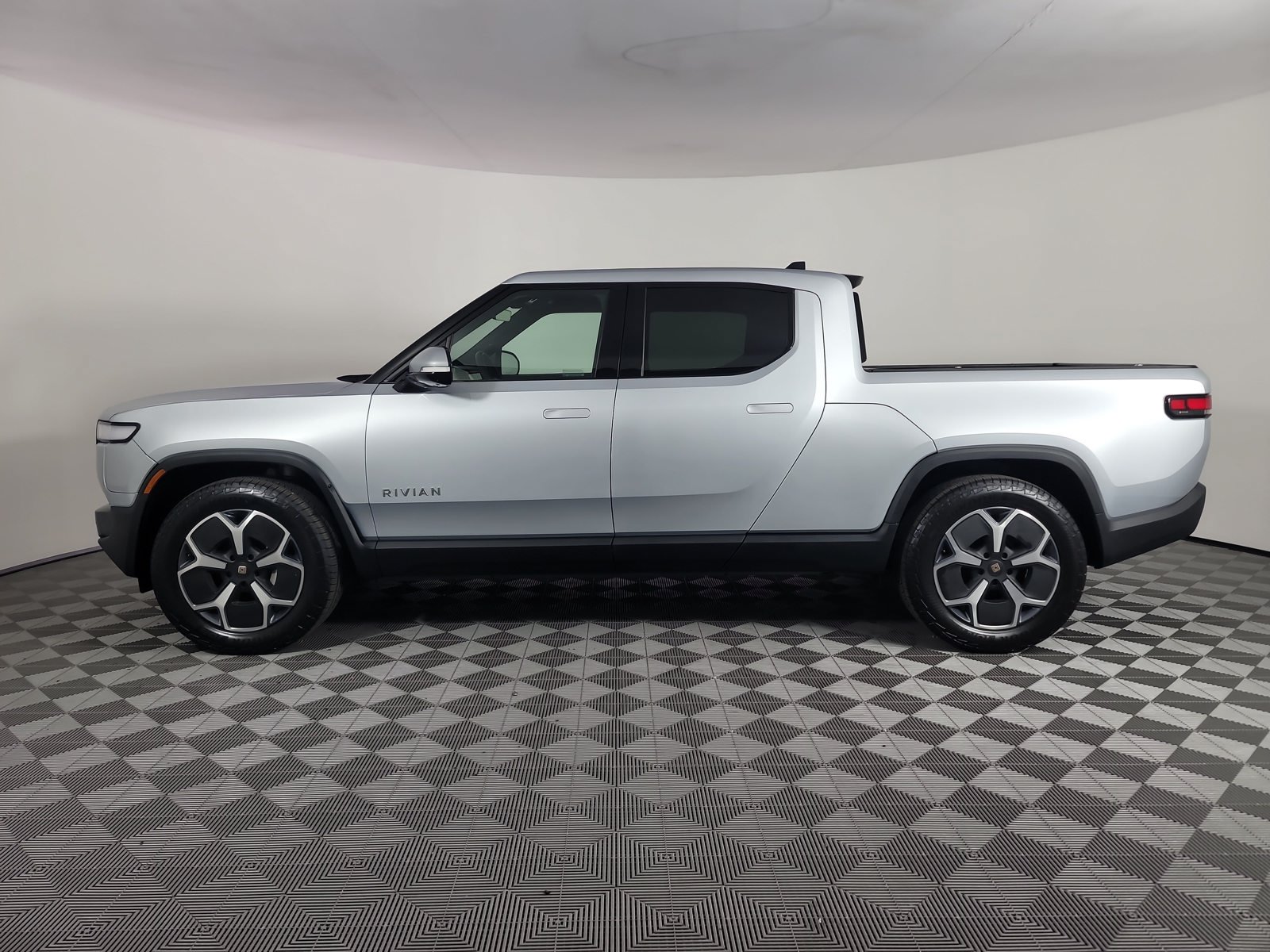 Used 2023 Rivian R1T Adventure Dual AWD/4WD image 2