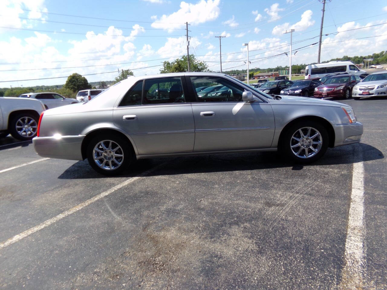 Used 2010 Cadillac DTS Luxury FWD image 4