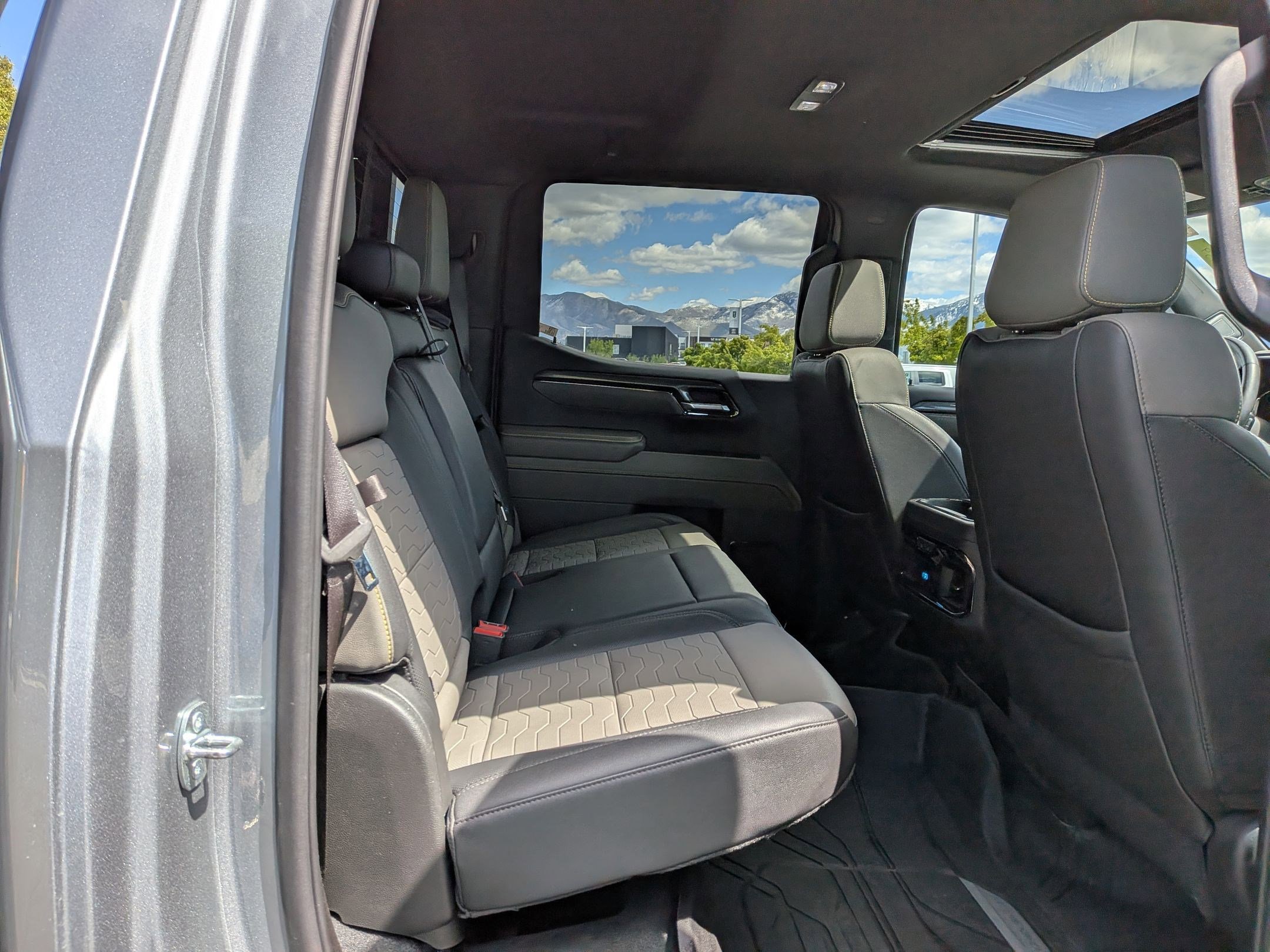 Used 2023 Chevrolet Silverado 1500 ZR2 w/ Technology Package AWD/4WD image 29