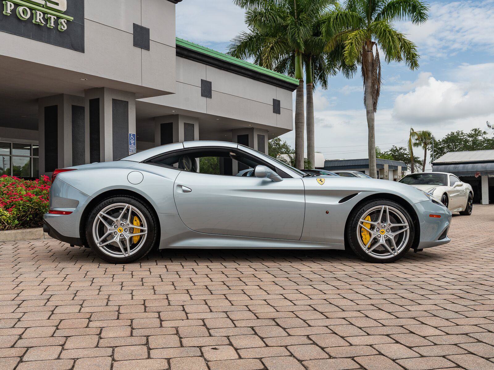 Used 2016 Ferrari California T RWD image 23