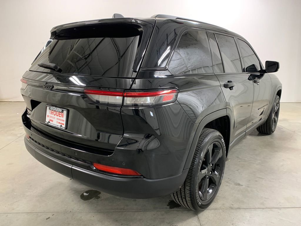 Used 2024 Jeep Grand Cherokee Altitude AWD/4WD image 25