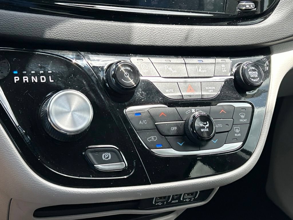 Used 2024 Chrysler Pacifica Touring-L FWD image 34