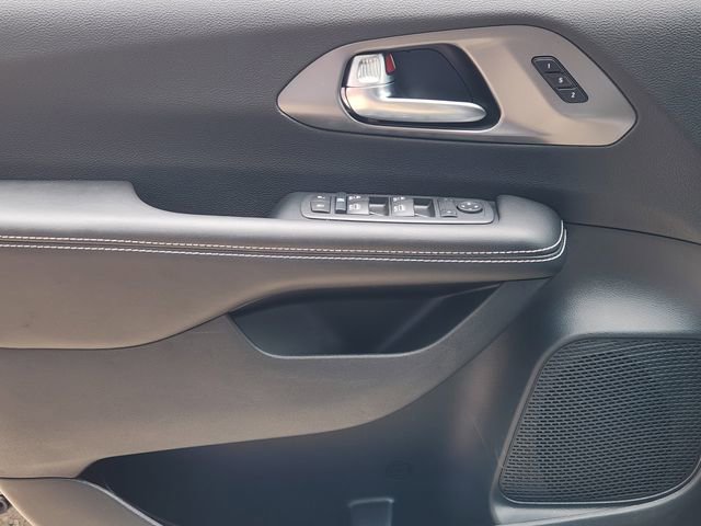 New 2026 Chrysler Pacifica Select AWD/4WD image 18