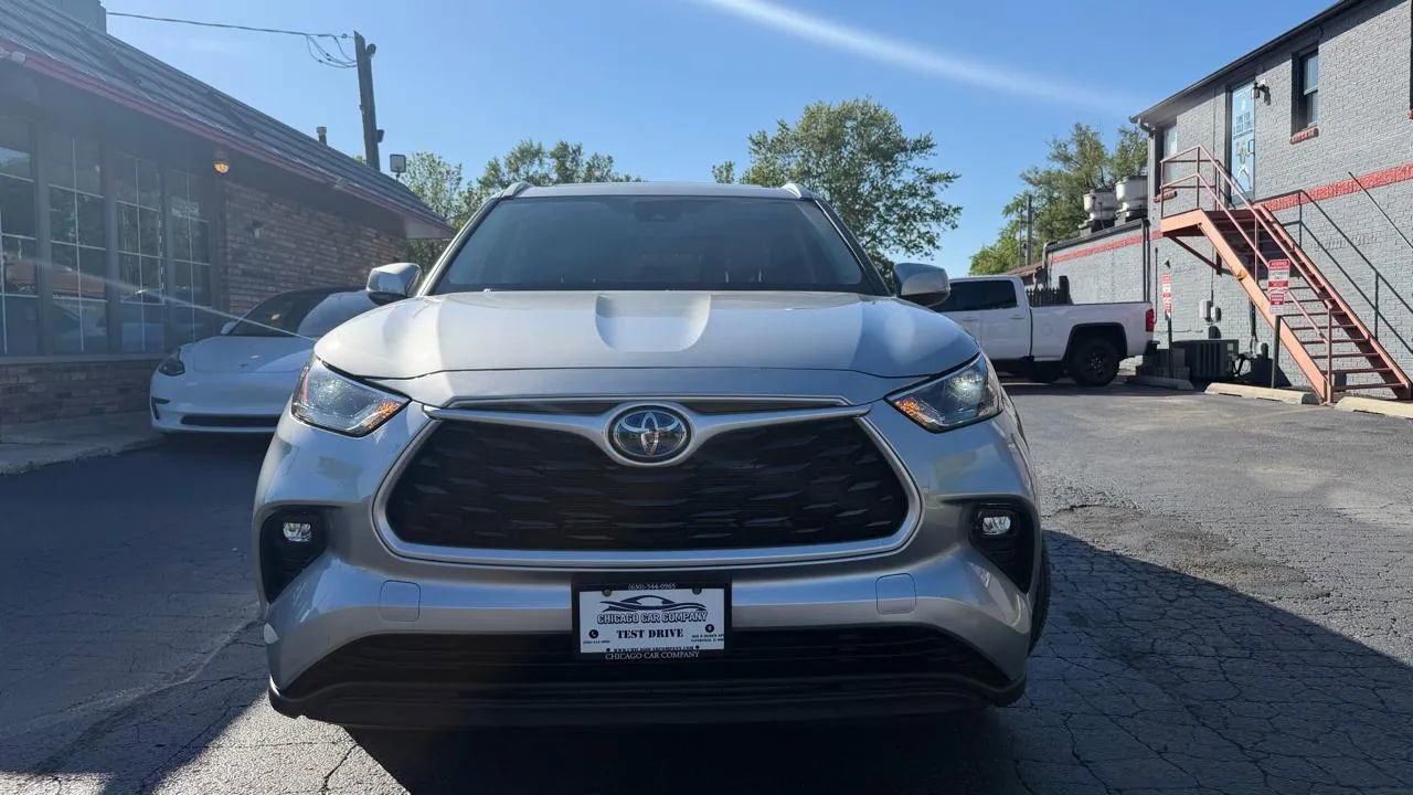Used 2022 Toyota Highlander XLE AWD/4WD image 2