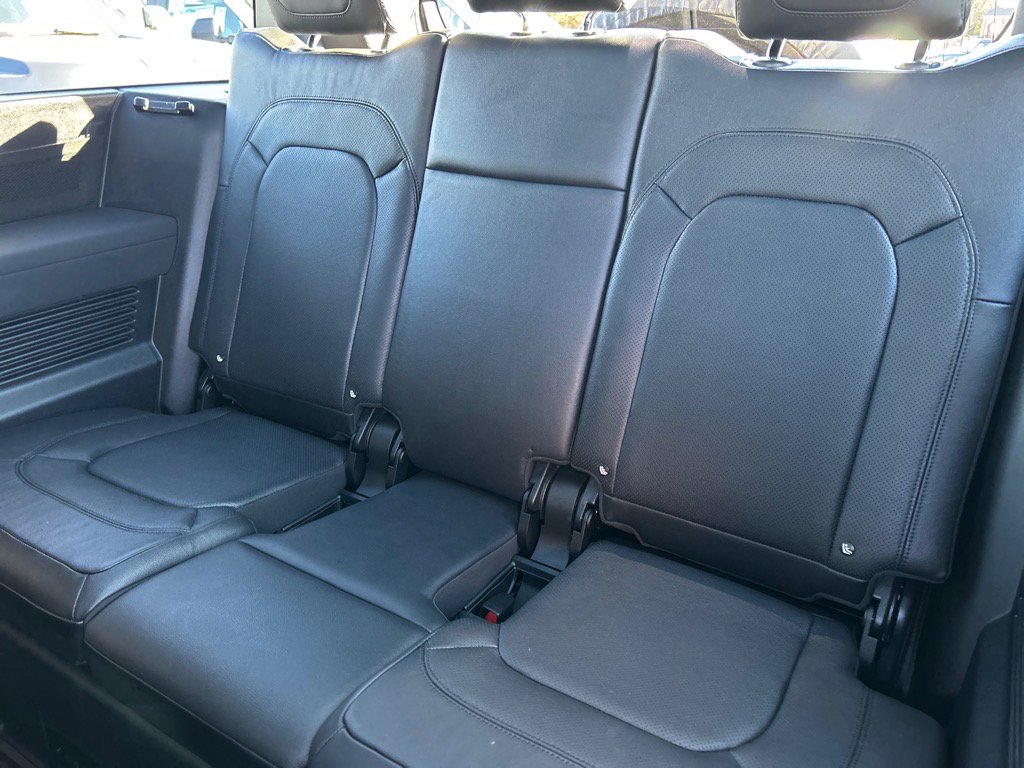 Used 2023 Land Rover Defender 130 X-Dynamic SE image 13