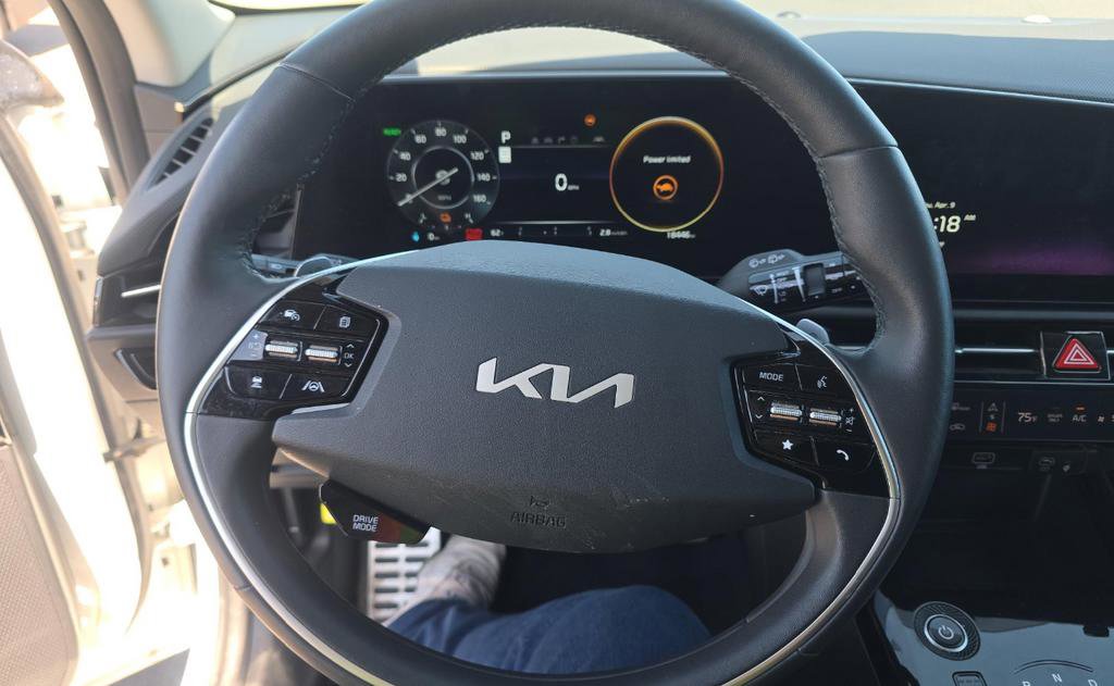 Certified 2023 Kia Niro Wave w/ Wave Preserve Package FWD image 11
