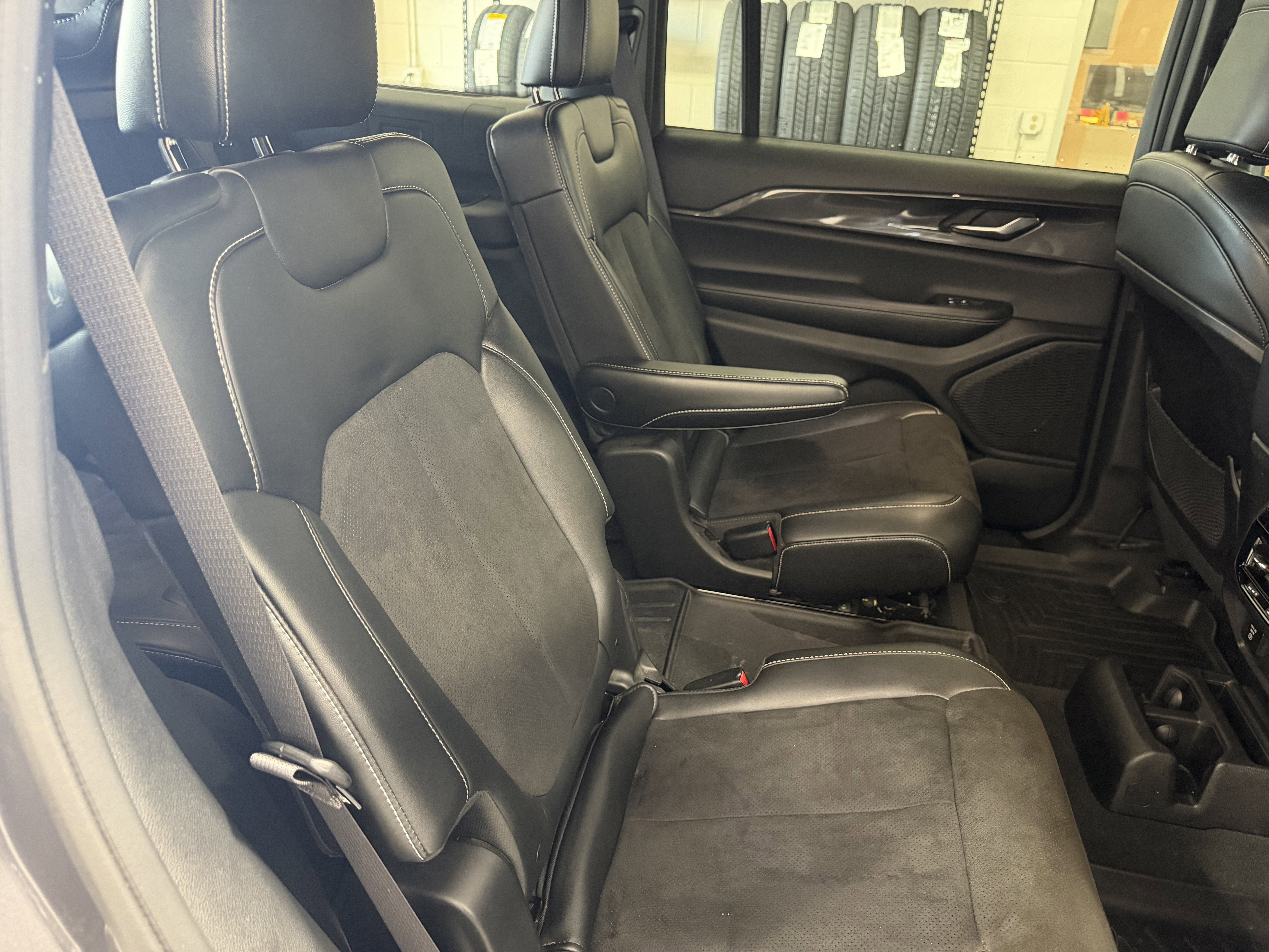 Used 2023 Jeep Grand Cherokee L Laredo image 32