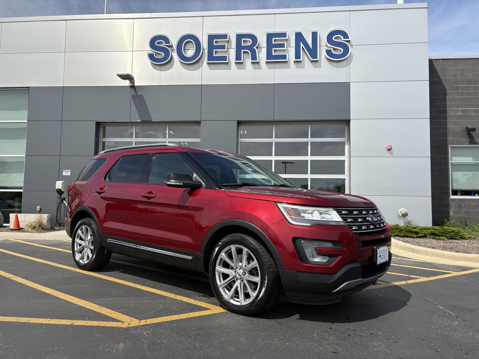 Used 2016 Ford Explorer XLT w/ Equipment Group 202A AWD/4WD image 1