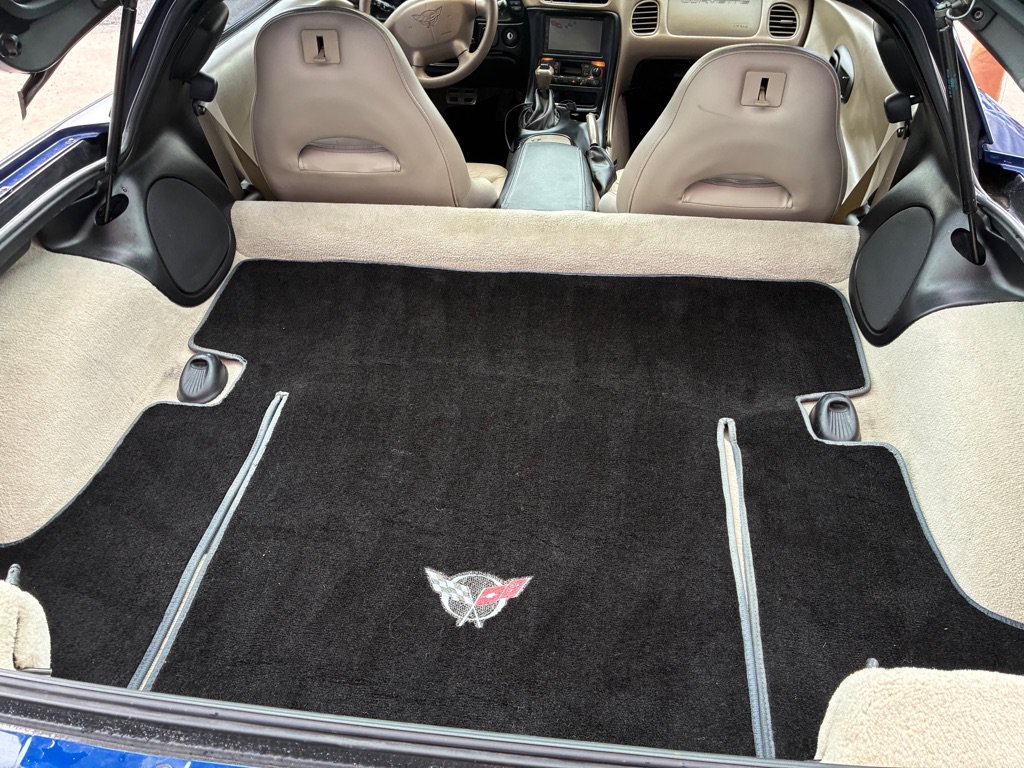 Used 2004 Chevrolet Corvette Coupe w/ Preferred Equipment Group RWD image 27