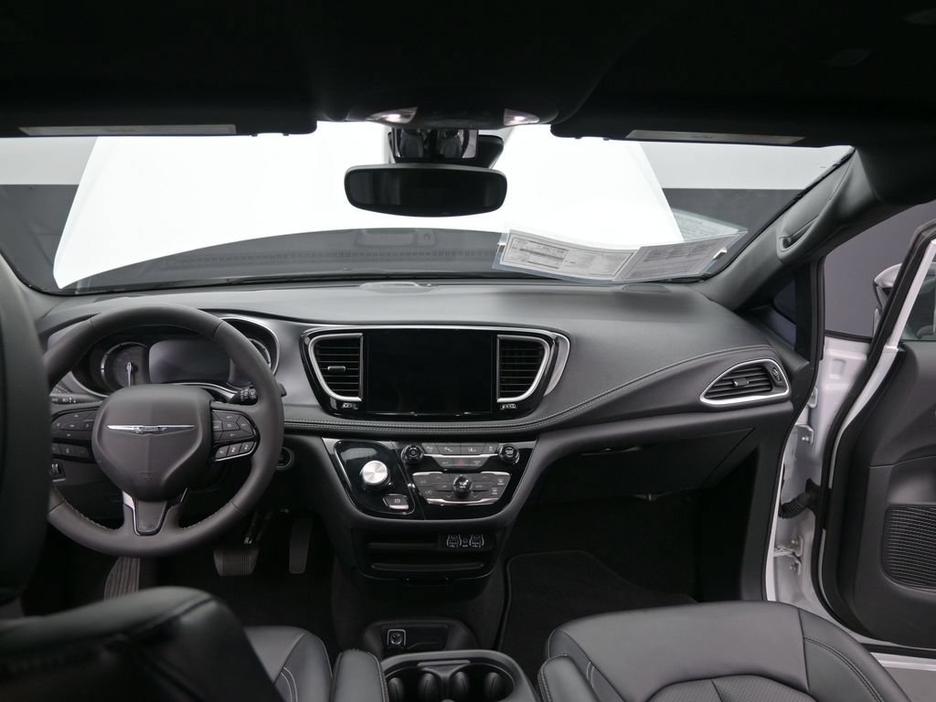 Used 2024 Chrysler Pacifica Limited FWD image 27