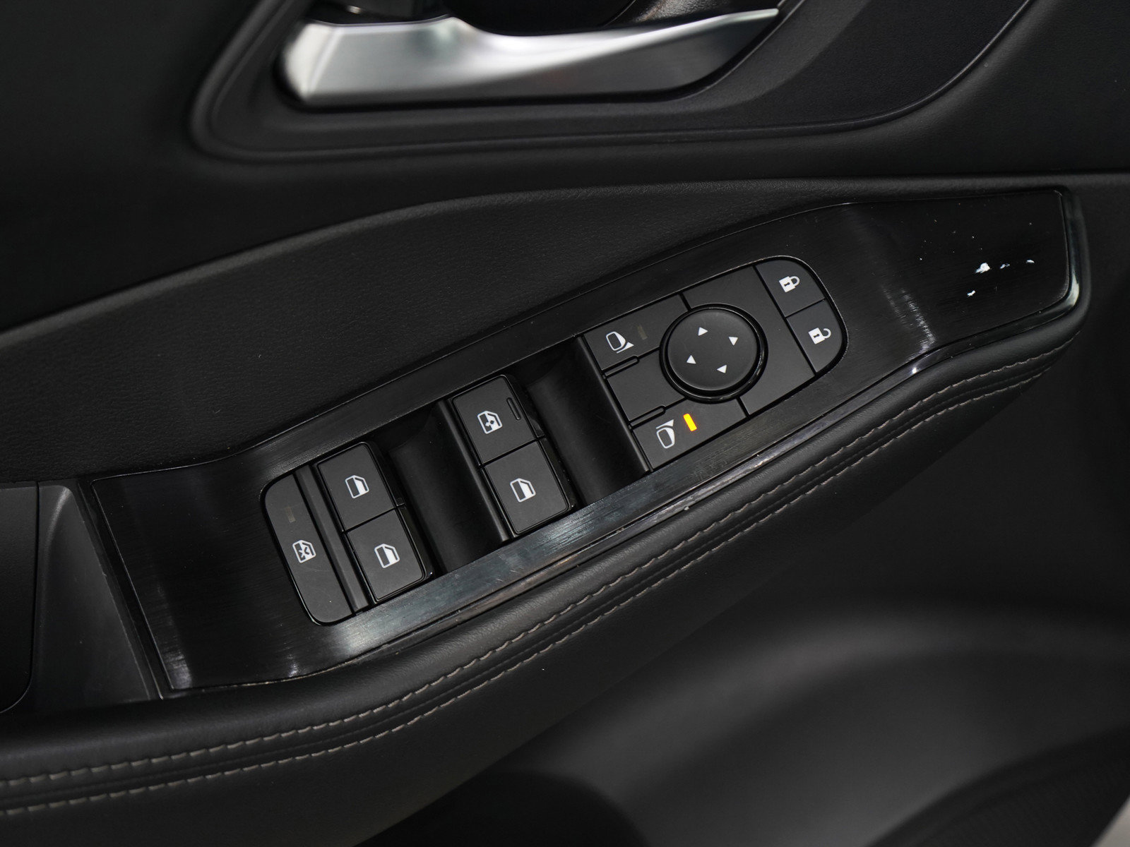 Used 2024 Nissan Rogue SV image 18